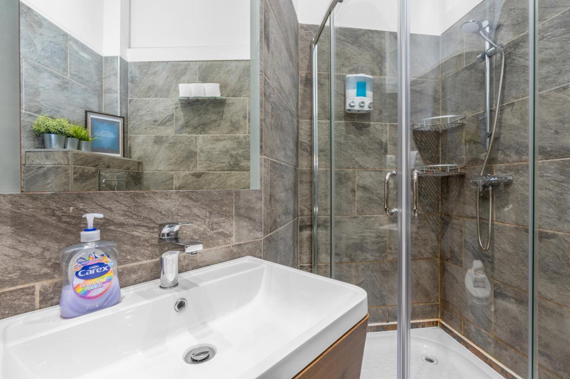 Cosy Modern City Centre Flat Единбург Екстериор снимка
